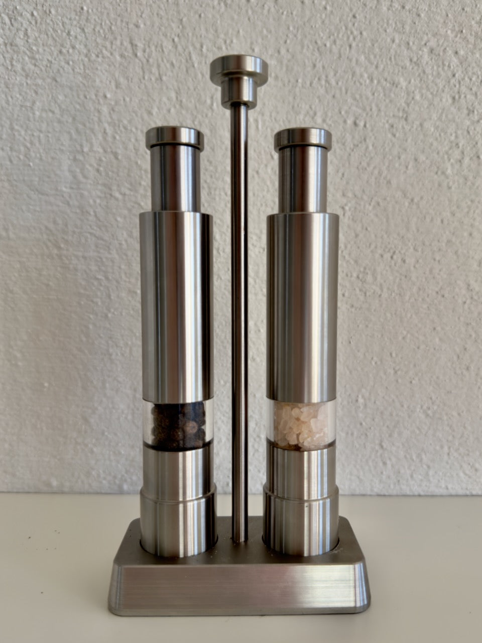 Edelstahl Salz- und Pfefferstreuer im Sockel