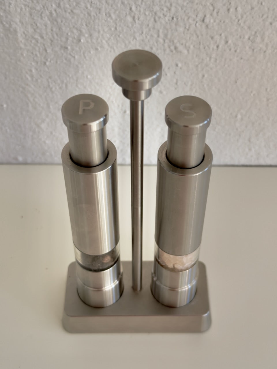 Edelstahl Salz- und Pfefferstreuer im Sockel