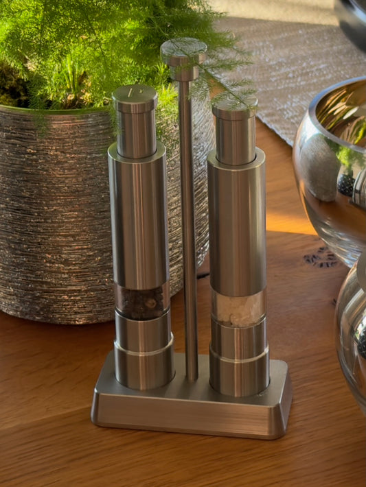 Edelstahl Salz- und Pfefferstreuer im Sockel