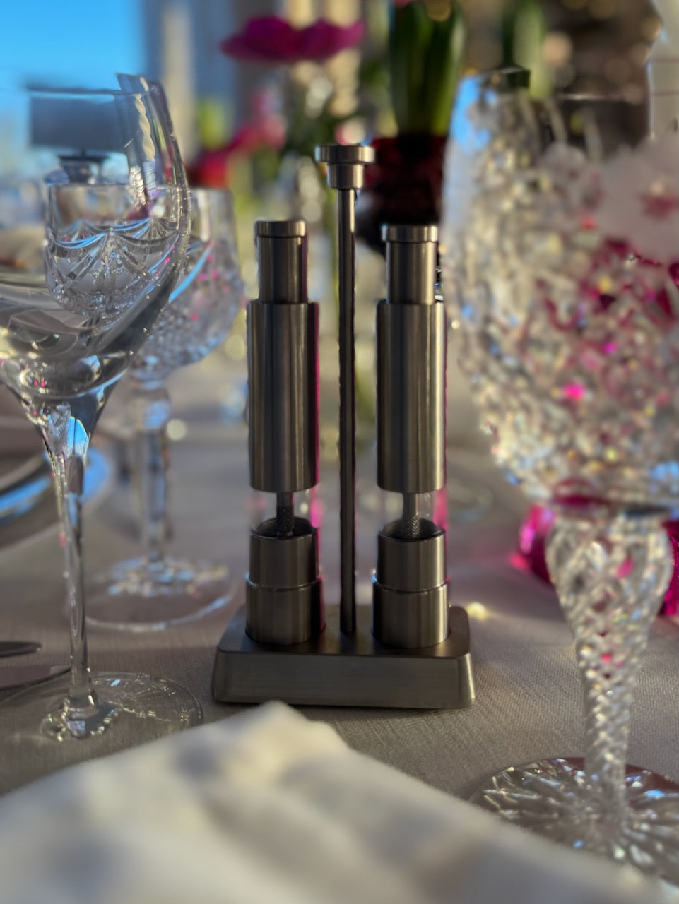 Edelstahl Salz- und Pfefferstreuer im Sockel